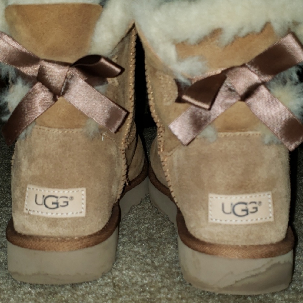 UGG. CHESTNUT BOW SIZE 9